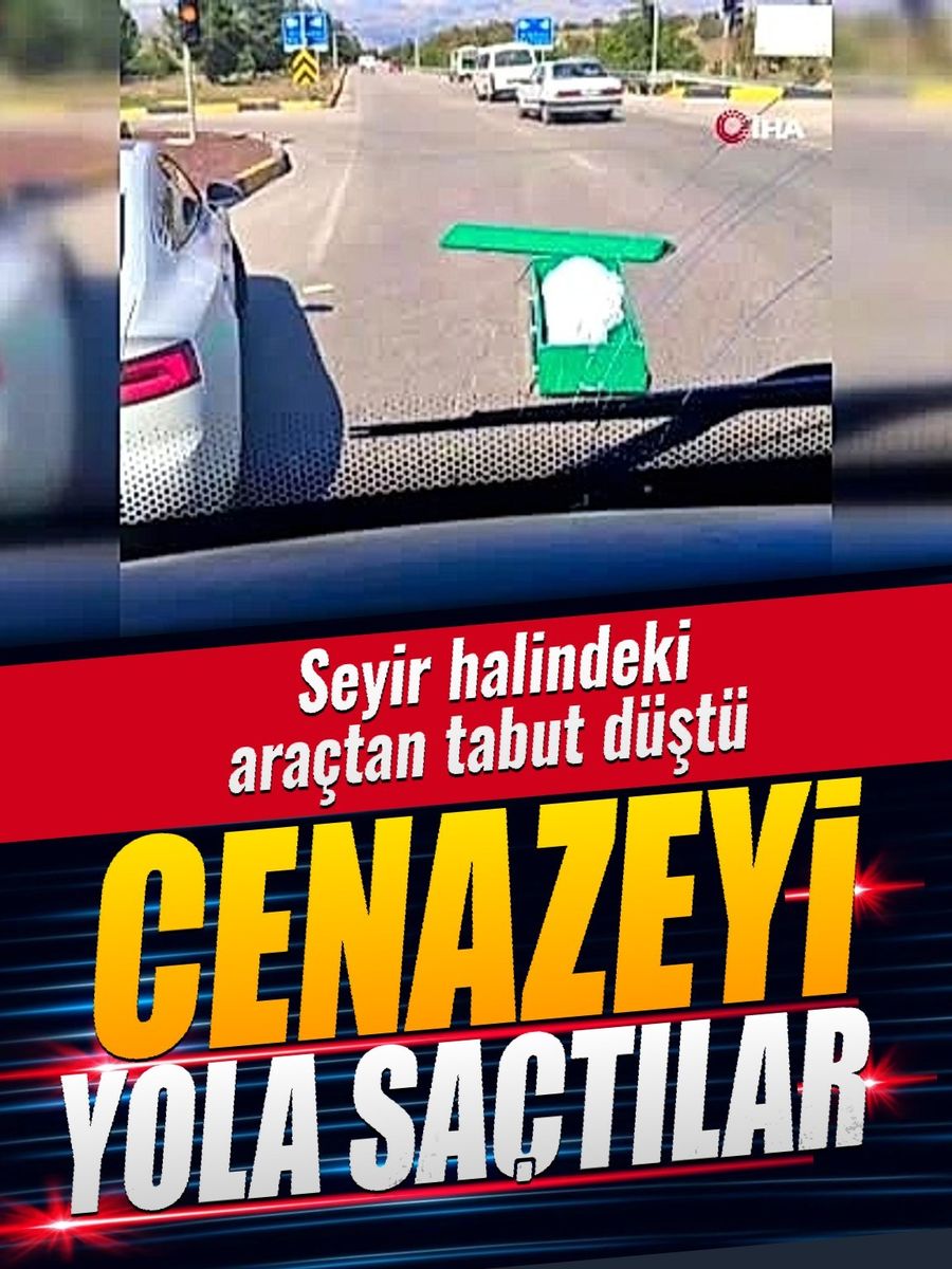 Seyir halindeki cenaze aracından içinde cenaze bulunan tabut yola düştü
