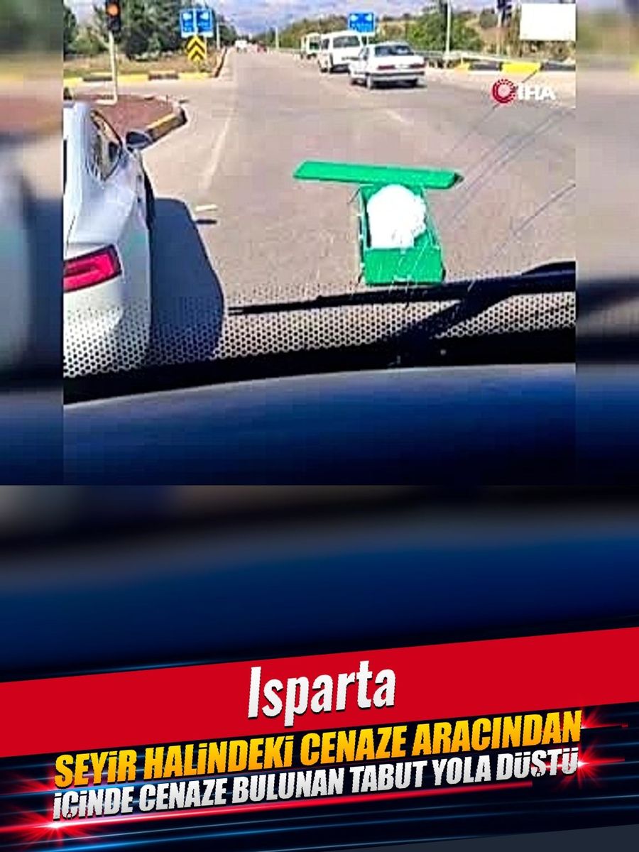 Seyir halindeki cenaze aracından içinde cenaze bulunan tabut yola düştü